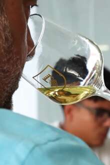 Homem a beber um copo de vinho.